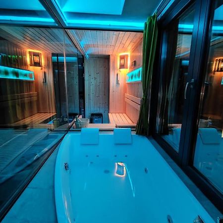 Smart Luxury Penthouse Suites - Private Sauna, Hot-Tub, Home Cinema At The Best Location In Skopje Ngoại thất bức ảnh
