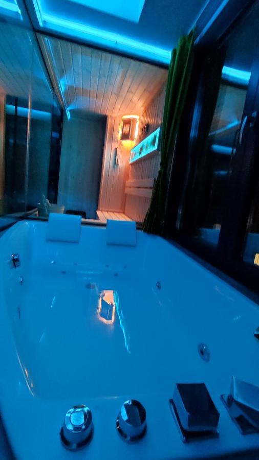 Smart Luxury Penthouse Suites - Private Sauna, Hot-Tub, Home Cinema At The Best Location In Skopje Ngoại thất bức ảnh