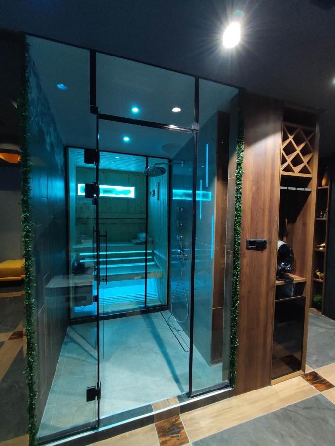 Smart Luxury Penthouse Suites - Private Sauna, Hot-Tub, Home Cinema At The Best Location In Skopje Ngoại thất bức ảnh
