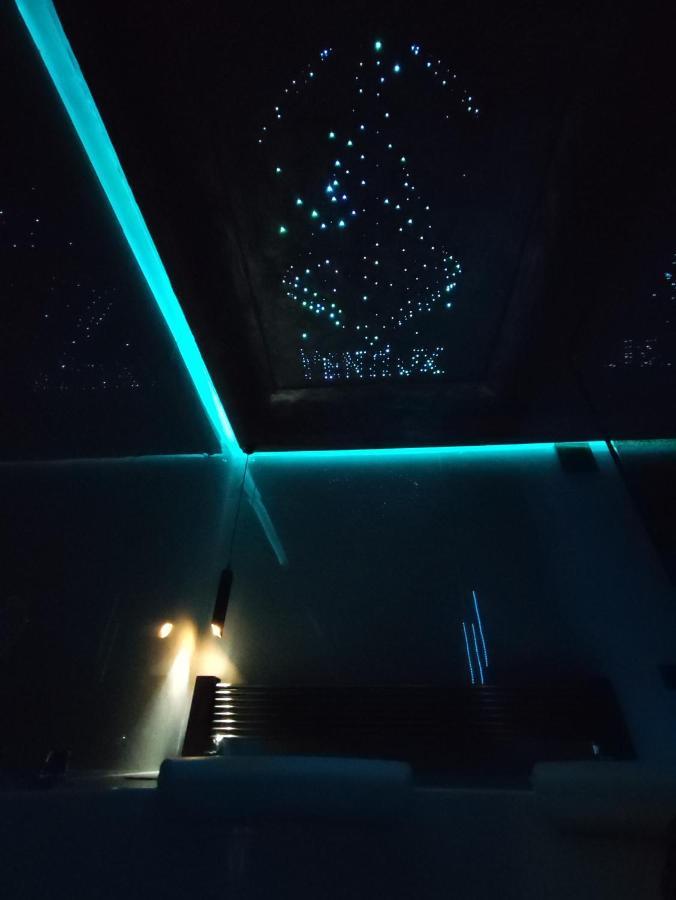Smart Luxury Penthouse Suites - Private Sauna, Hot-Tub, Home Cinema At The Best Location In Skopje Ngoại thất bức ảnh