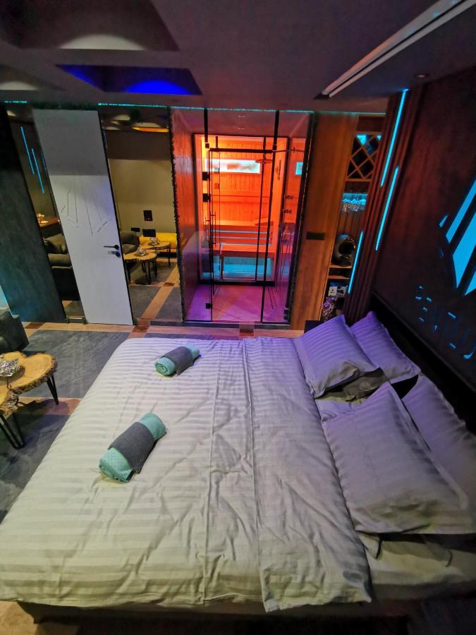 Smart Luxury Penthouse Suites - Private Sauna, Hot-Tub, Home Cinema At The Best Location In Skopje Ngoại thất bức ảnh