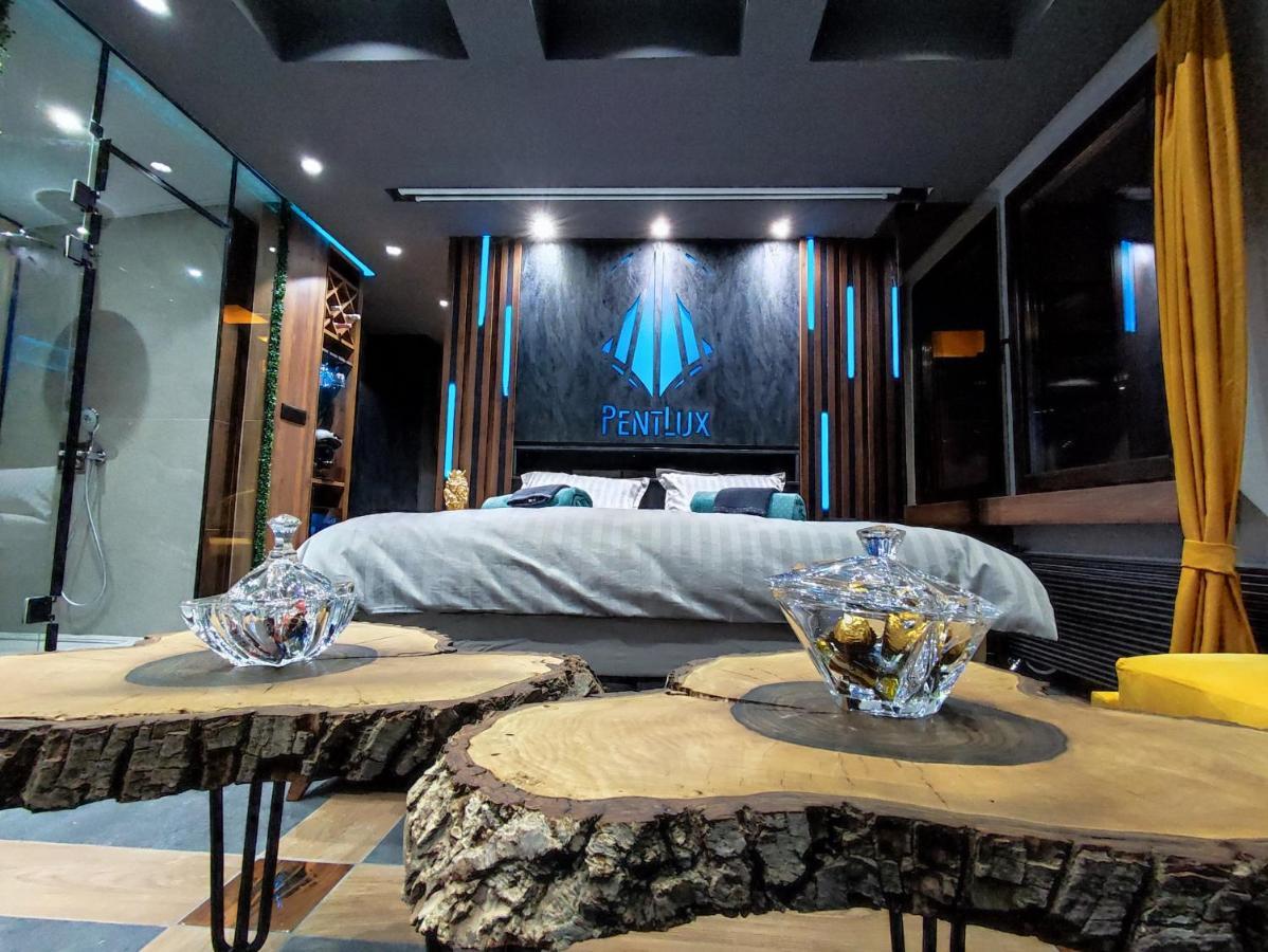 Smart Luxury Penthouse Suites - Private Sauna, Hot-Tub, Home Cinema At The Best Location In Skopje Ngoại thất bức ảnh