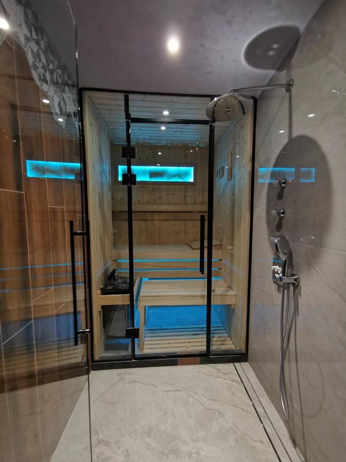 Smart Luxury Penthouse Suites - Private Sauna, Hot-Tub, Home Cinema At The Best Location In Skopje Ngoại thất bức ảnh