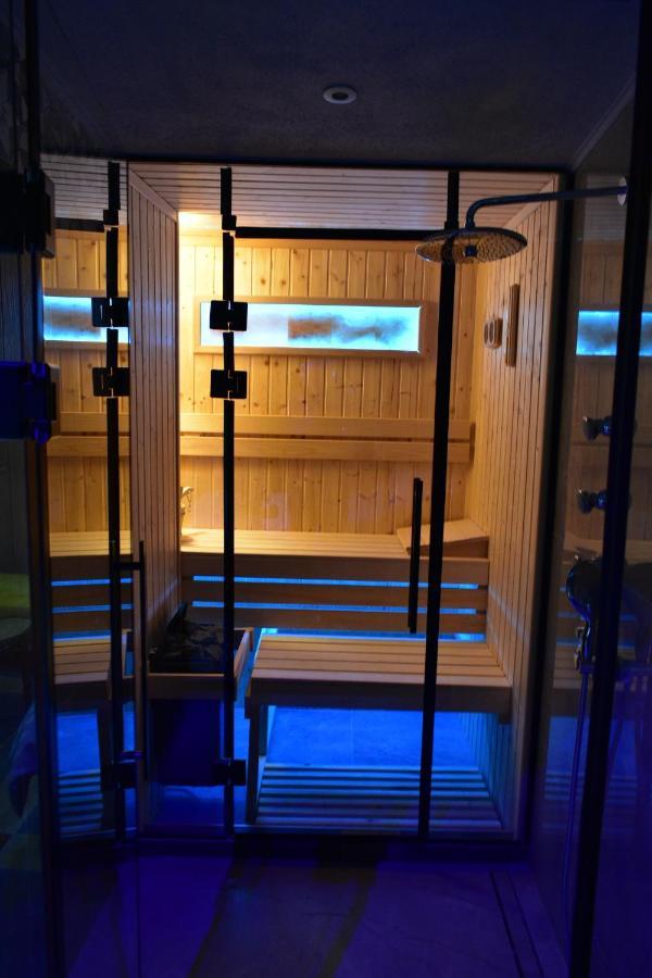 Smart Luxury Penthouse Suites - Private Sauna, Hot-Tub, Home Cinema At The Best Location In Skopje Ngoại thất bức ảnh