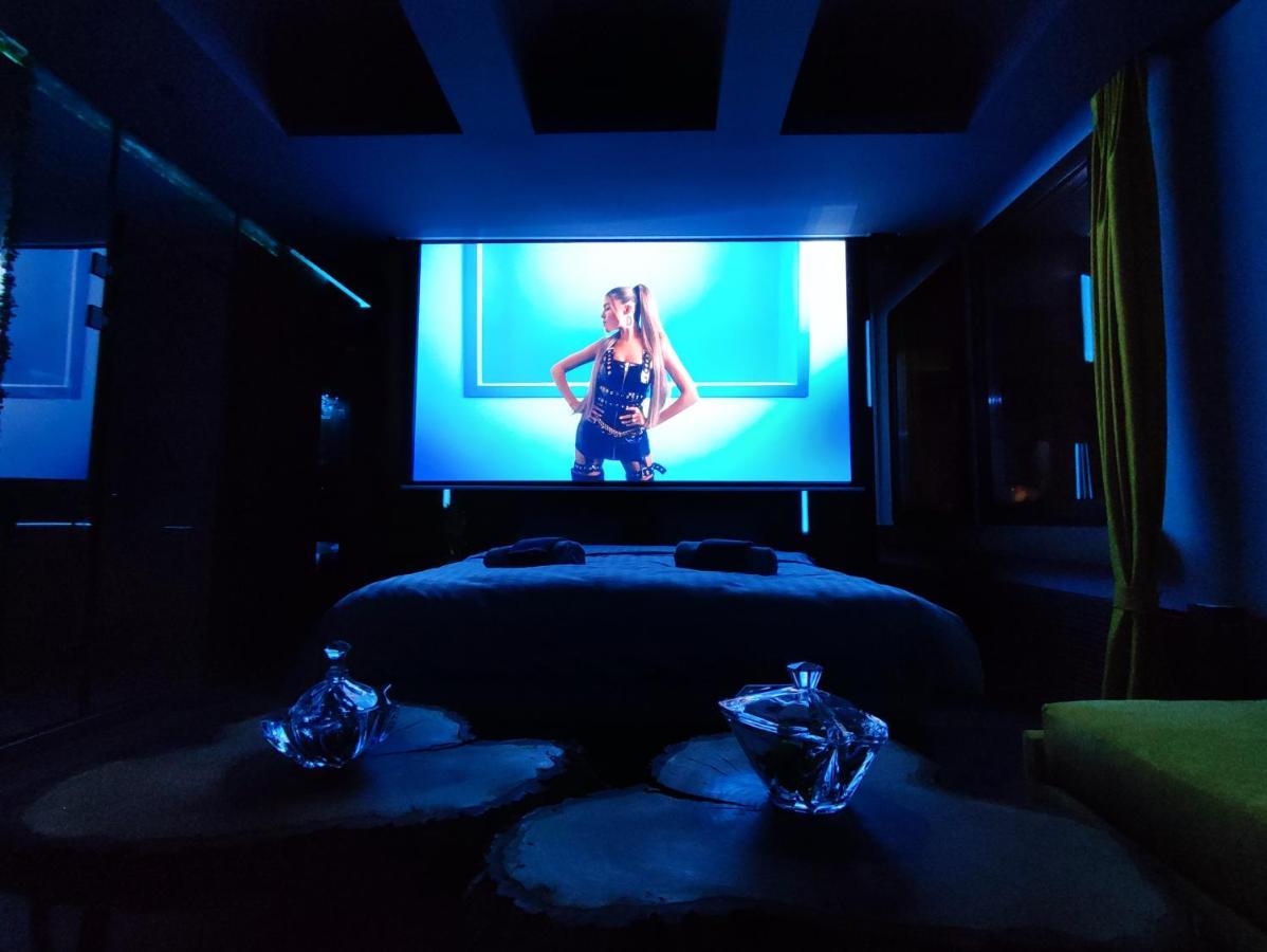 Smart Luxury Penthouse Suites - Private Sauna, Hot-Tub, Home Cinema At The Best Location In Skopje Ngoại thất bức ảnh