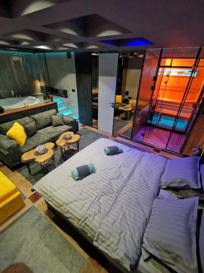Smart Luxury Penthouse Suites - Private Sauna, Hot-Tub, Home Cinema At The Best Location In Skopje Ngoại thất bức ảnh