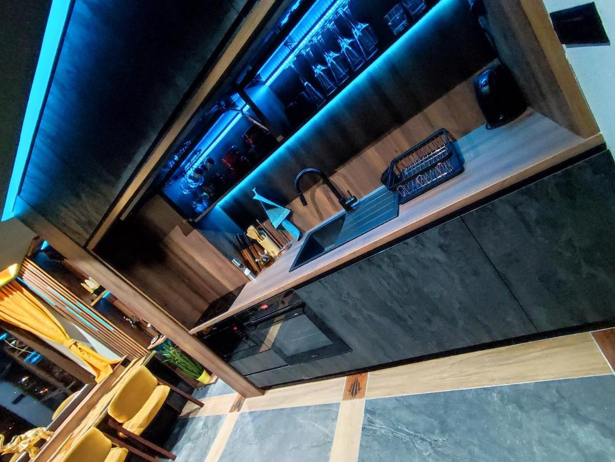 Smart Luxury Penthouse Suites - Private Sauna, Hot-Tub, Home Cinema At The Best Location In Skopje Ngoại thất bức ảnh