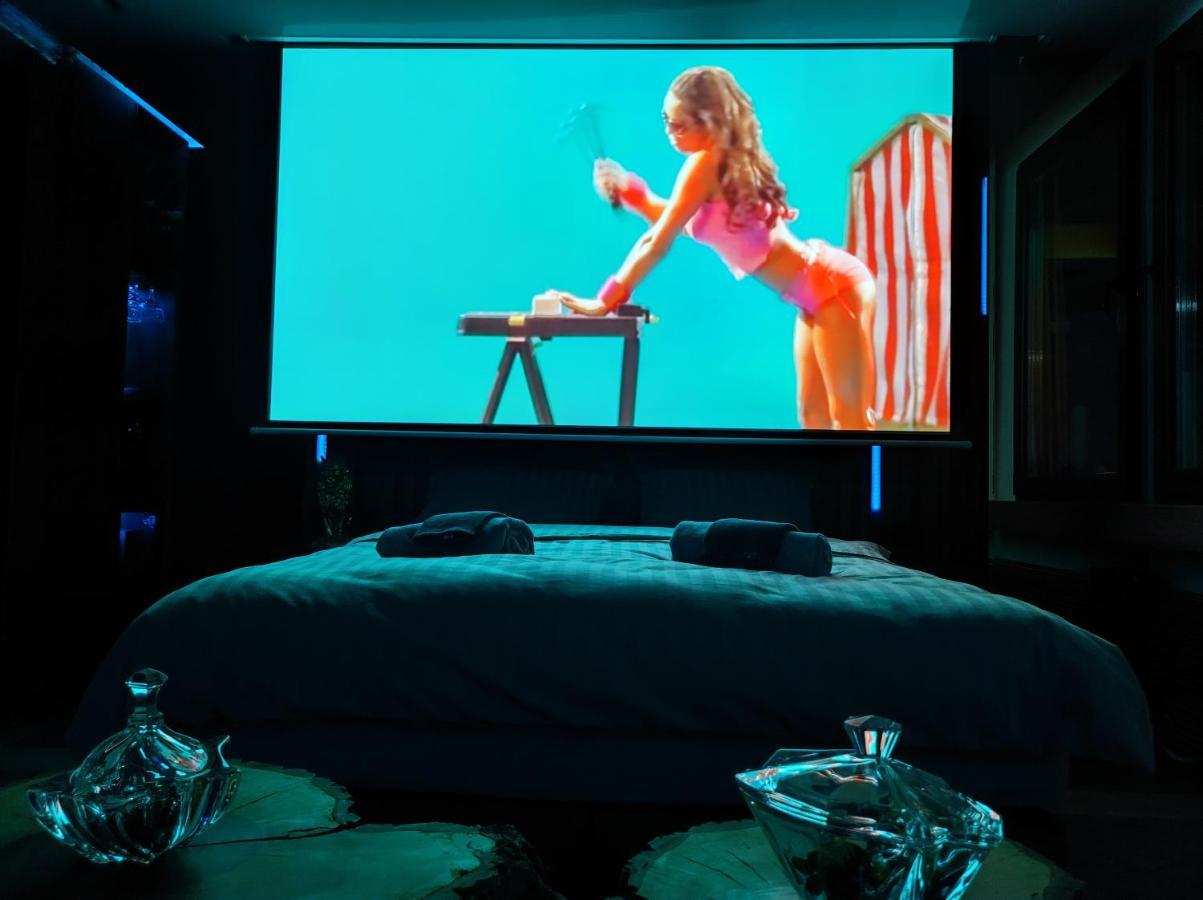 Smart Luxury Penthouse Suites - Private Sauna, Hot-Tub, Home Cinema At The Best Location In Skopje Ngoại thất bức ảnh