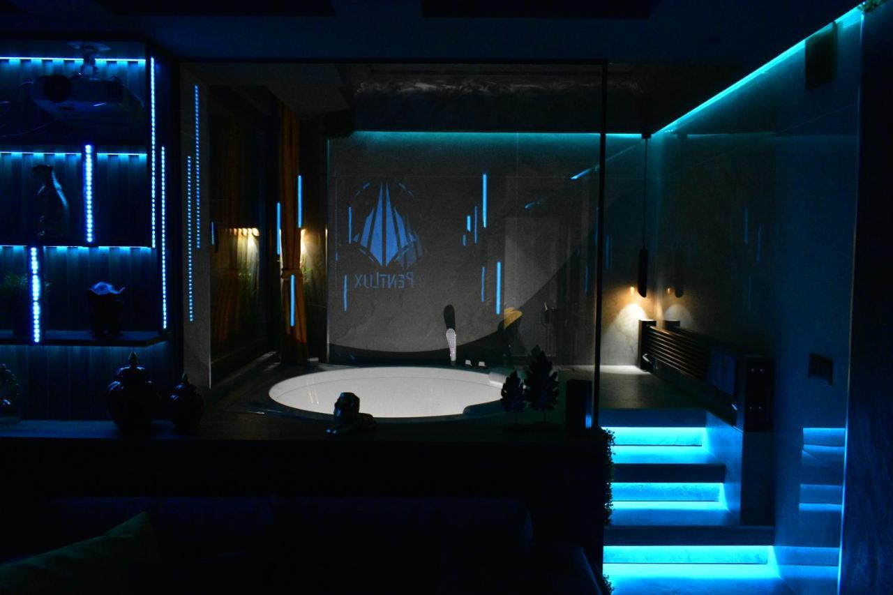 Smart Luxury Penthouse Suites - Private Sauna, Hot-Tub, Home Cinema At The Best Location In Skopje Ngoại thất bức ảnh